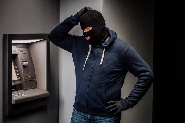 Tjuv. Hacker stjäla pengar från Uttagsautomat. Phishing, ATM Ski — Stockfoto