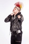 Portrét punkového kolébkový s mohawkem účesu na bílém backgro