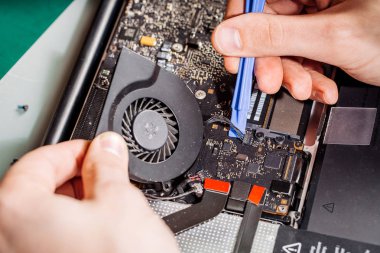 servis merkezinde dizüstü bilgisayar tamir adam. Onarım ve f