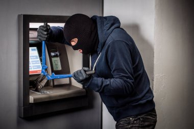 Cıvata kesici ile Hırsız bir Atm. Hukuk ve suç kavramı kesmek