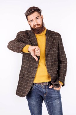 işadamı kameraya bakıyor ve başparmağını aşağı yaslarken