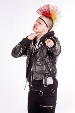 Beyaz bir backgro mohawk saç modeli ile punk rocker Portresi