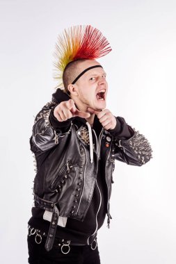 Beyaz bir backgro mohawk saç modeli ile punk rocker Portresi
