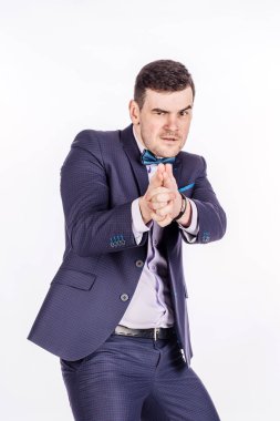 silah jest yapma, kameraya bakarak iş adamı. görüntü izole