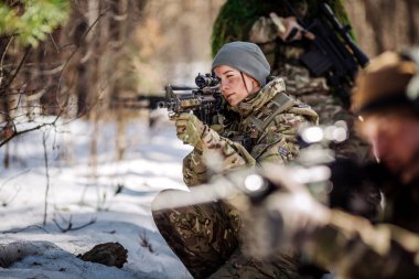takım soğuk orman içinde özel kuvvetler silah. Kış Harp bir