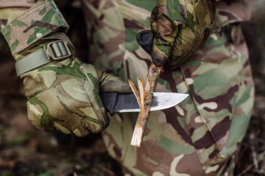 Bıçaklı asker tahta bir sopa kesti. 