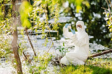 biyolog su analizi üzerinde çalışıyor. Ekoloji ve çevre p