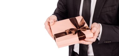 Erkekler el hediye kutusu tutarak