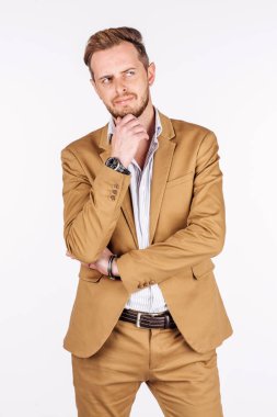 Beyaz arka planda düşünen adam