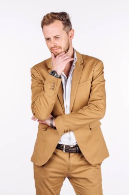 Beyaz arka planda düşünen adam