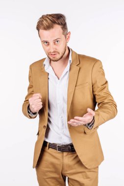 adam kızgın gesturing yumruk tehditkar tehdit stüdyo portre kaldırdı 