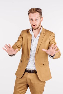 beyaz stüdyo arka plan üzerinde adam. insan duygu ifadesi ve l