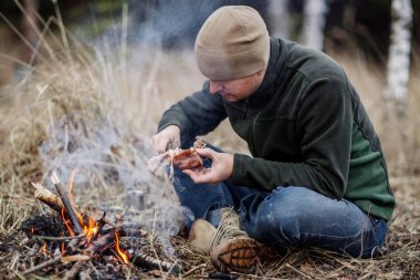 ateşte ızgara sopa üzerinde et. bushcraft kavramı