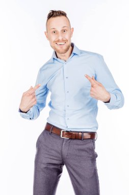 Beyaz stüdyo arka plan daki adam... duygular ve insan kavramı.