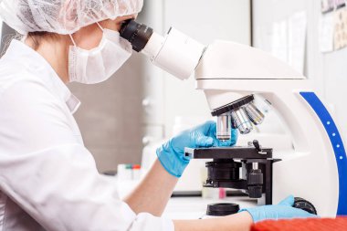 Klinikte mikroskopla araştırma yapan profesyonel bilim adamı