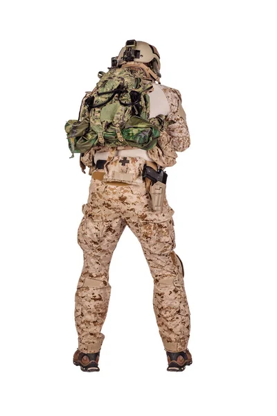 Soldado de las fuerzas especiales con rifle sobre fondo blanco. concepto militar, militar y popular — Foto de Stock
