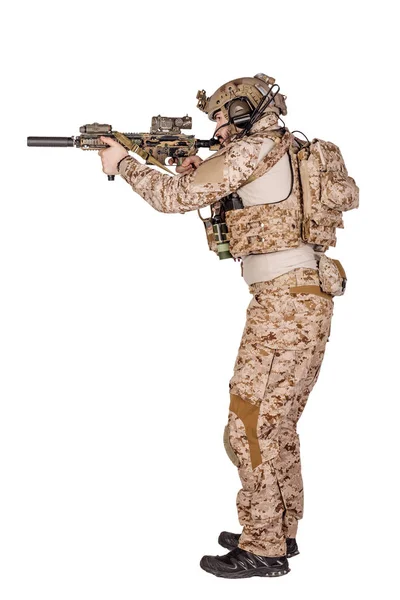 Specialstyrkor soldat med gevär på vit bakgrund. armé, militär och människor-konceptet — Stockfoto