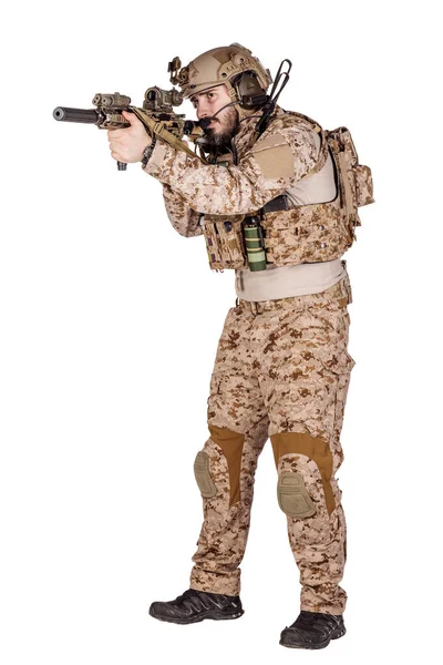 Specialstyrkor soldat med gevär på vit bakgrund. armé, militär och människor-konceptet — Stockfoto