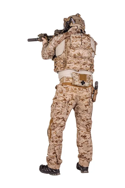 Ειδικών δυνάμεων στρατιώτη με όπλο σε άσπρο φόντο. στρατός, στρατιωτικό και άνθρωποι έννοια — Φωτογραφία Αρχείου