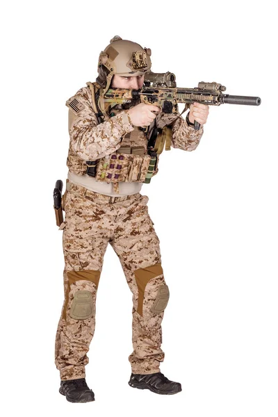 特种部队战士在白色背景步枪。军队、军事和人民概念 — 图库照片