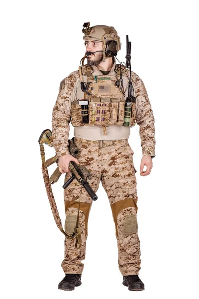 Ειδικών δυνάμεων στρατιώτη με όπλο σε άσπρο φόντο. στρατός, στρατιωτικό και άνθρωποι έννοια — Φωτογραφία Αρχείου