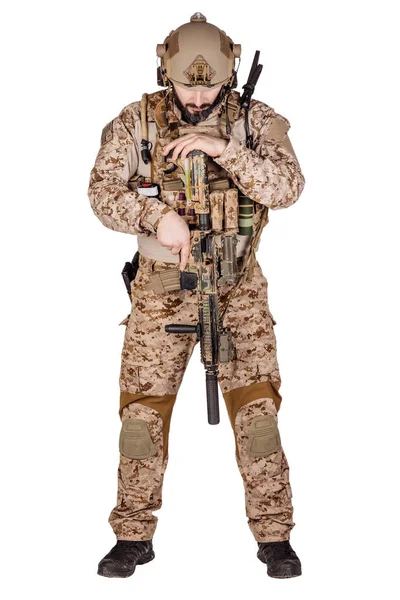 Soldat des forces spéciales avec fusil sur fond blanc. concept d'armée, d'armée et de personnes — Photo