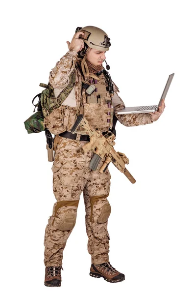 Specialstyrkor soldat med gevär på vit bakgrund. armé, militär och människor-konceptet — Stockfoto