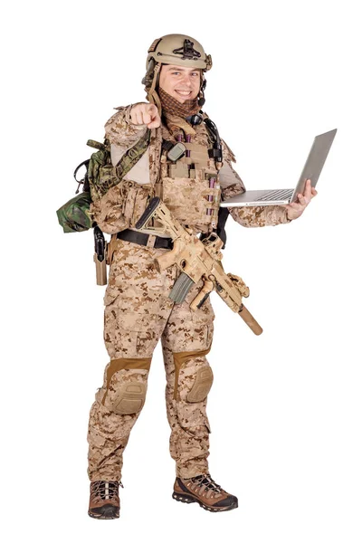 白い背景の上のライフルを持った特殊部隊兵士。軍、軍、人々 の概念 — ストック写真