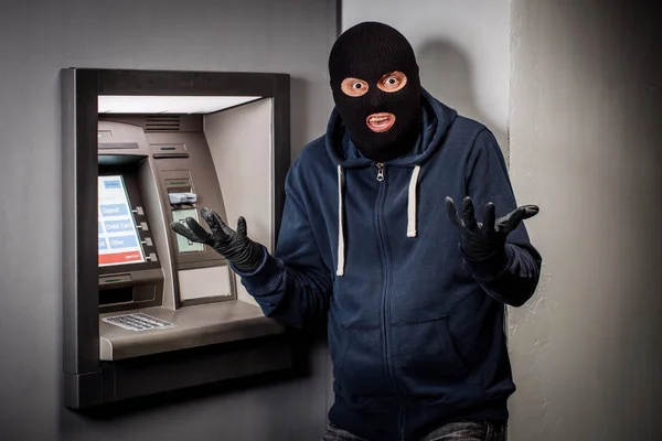 Ladrão assustado com ATM. conceito de pessoas e emoções . — Fotografia de Stock