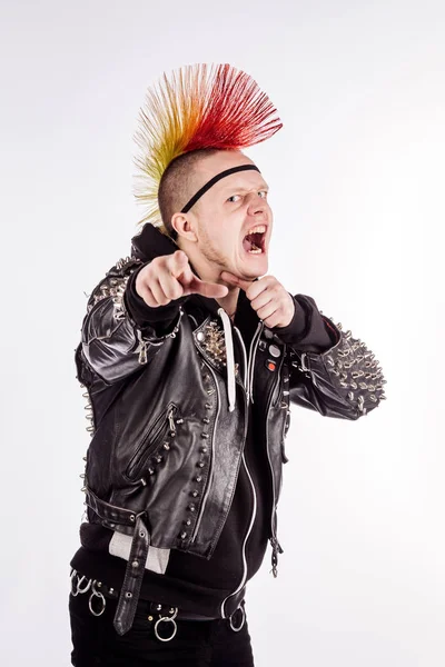 Beyaz bir backgro mohawk saç modeli ile punk rocker Portresi