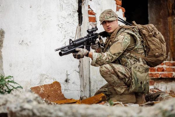 Retrato soldado o contratista militar privado con francotirador r —  Fotos de Stock