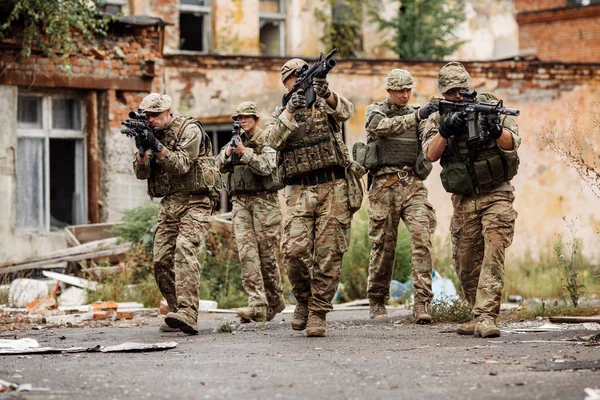 Hadsereg orvlövész csapat a katonai művelet során a városban. háború, — Stock Fotó