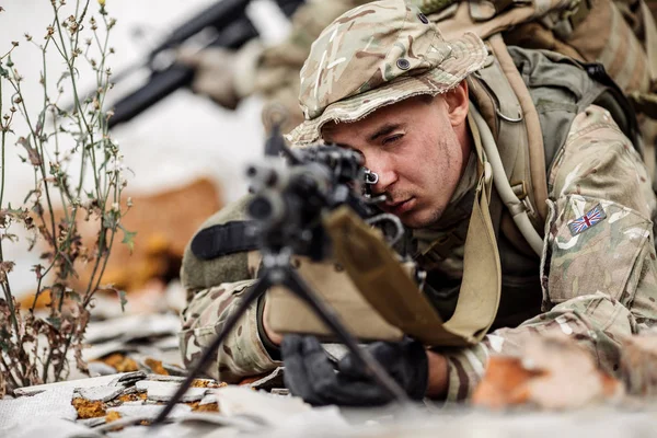 Portrettsoldat eller privat militærentreprenør som holder snikskytter r – stockfoto