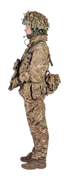 Ställ bild av modern brittisk soldat med gevär på vita bakgrun — Stockfoto