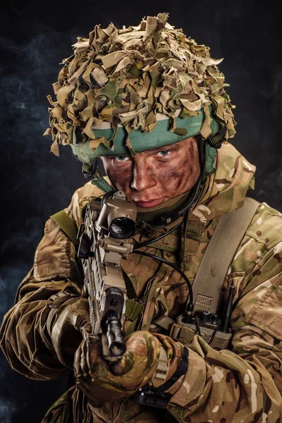 Pasukan khusus Inggris dengan senjata mengambil bagian dalam militer — Stok Foto