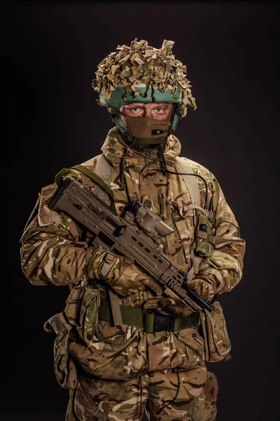 Soldado de las fuerzas especiales británicas con armas tomar parte en el ejército —  Fotos de Stock
