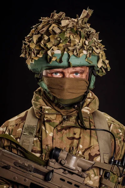 Британский солдат спецназа с оружием принимает участие в военных действиях — стоковое фото