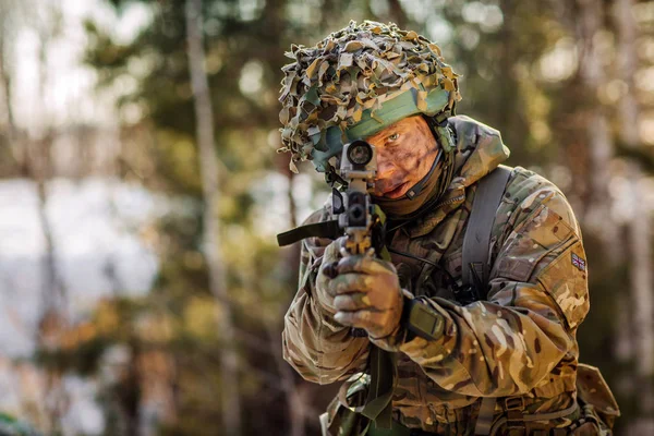 Soldado de las fuerzas especiales británicas con armas tomar parte en el ejército — Foto de Stock