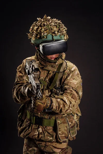 Soldado usa gafas VR para entrenamiento de simulación de combate. guerra, ar —  Fotos de Stock