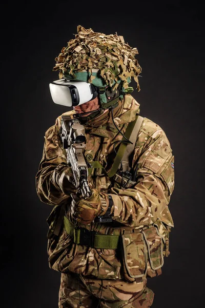 Soldado usa gafas VR para entrenamiento de simulación de combate. guerra, ar — Foto de Stock