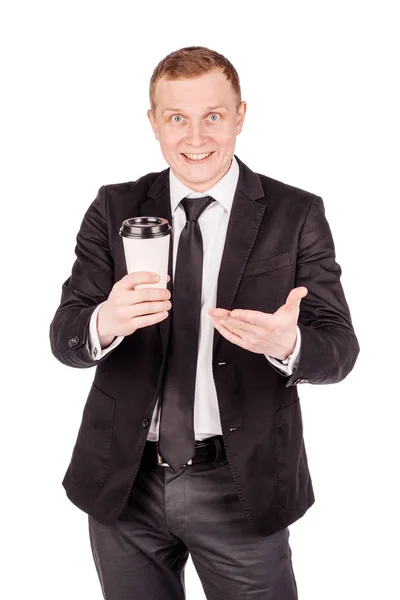 Άντρας με κουστούμι έχει ένα λευκό χάρτινο φλιτζάνι καφέ στα χέρια του. — Φωτογραφία Αρχείου