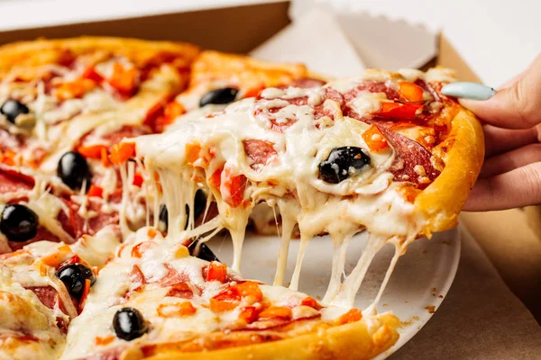 Vista superior de la mano tomar pizza casera — Foto de Stock