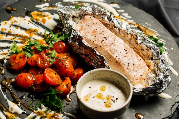 Horneado en papel aluminio salmón con verduras —  Fotos de Stock