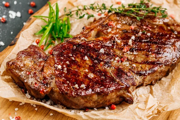 Bistecca di manzo di manzo di marmo medio raro con salsa su legno — Foto Stock