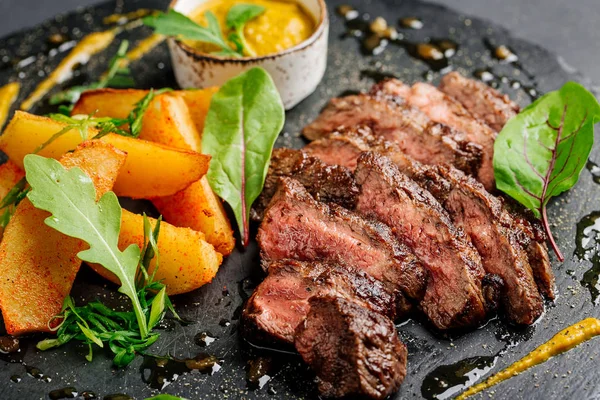 Steak daging sapi dari marmer daging sapi sedang langka dengan kentang dan s — Stok Foto