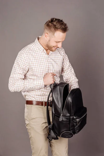 Homem sorridente em fundo cinzento. estilo de vida e conceito de pessoas . — Fotografia de Stock