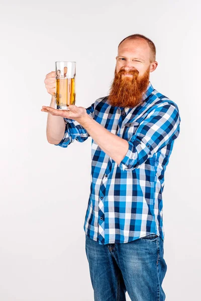 Homme boire de la bière sur fond blanc — Photo