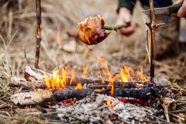 Carne en el palo asada en el fuego. concepto de bushcraft —  Fotos de Stock