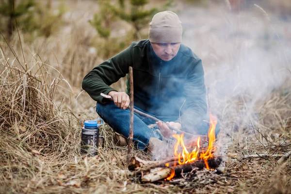 Carne en el palo asada en el fuego. concepto de bushcraft —  Fotos de Stock