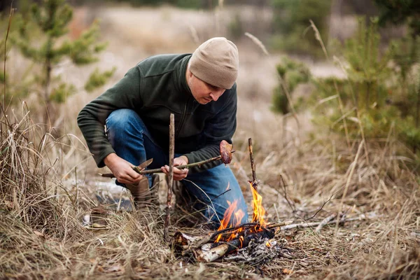 Carne no pau grelhada no fogo. conceito de bushcraft — Fotografia de Stock